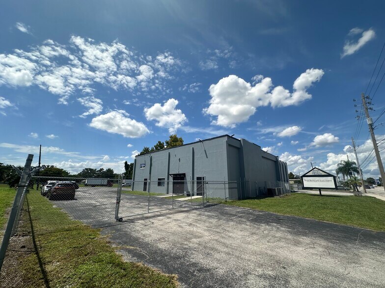 More Photos Of 2300 S Orange Blossom Trl, Orlando Office For Sale