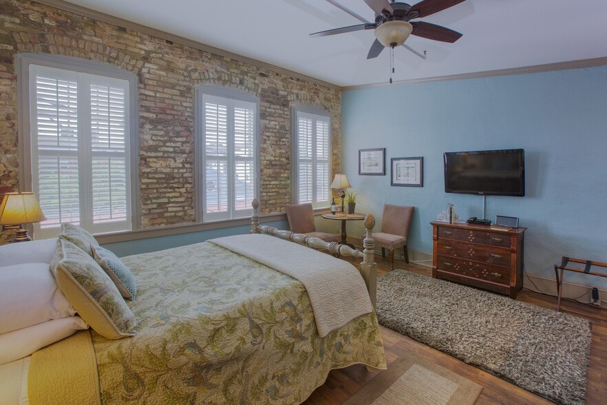 More Photos Of 96 N Market St, Charleston Storefront Retail Residential For Sale