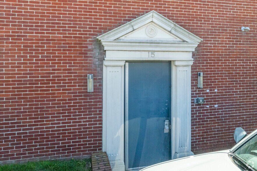 More Photos Of 15-17 Hoover St, Inwood Flex For Sale