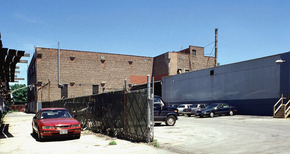 More Photos Of 4222 N Ravenswood Ave, Chicago Manufacturing For Lease