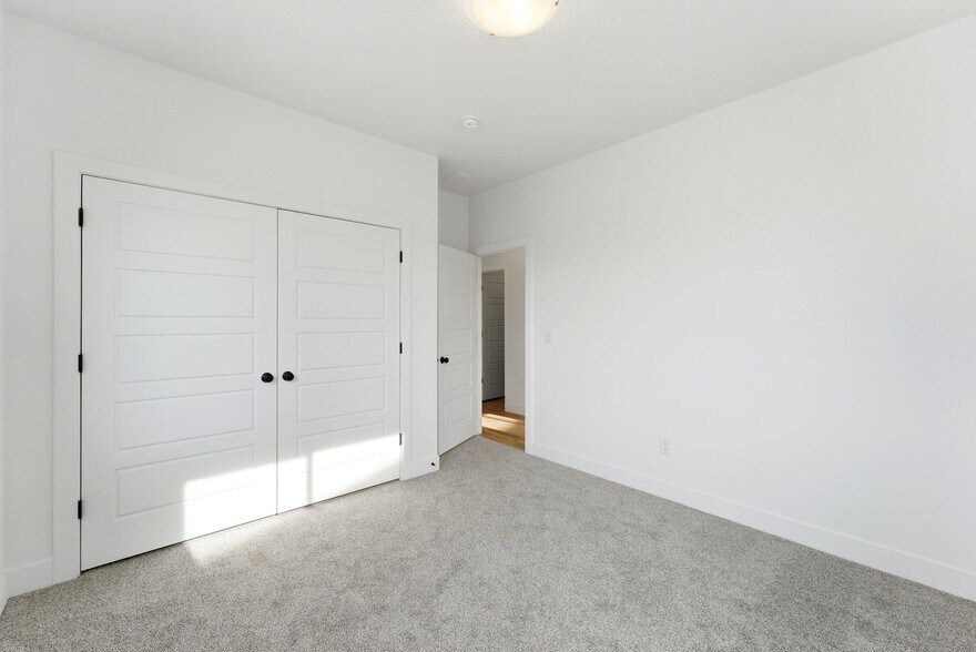 More Photos Of 132-144 E Chambord Ct, Sandy Apartments For Sale