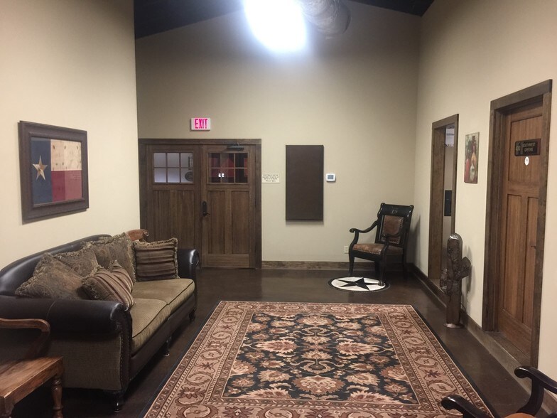 More Photos Of 621 N Main St, Grapevine Office For Sale