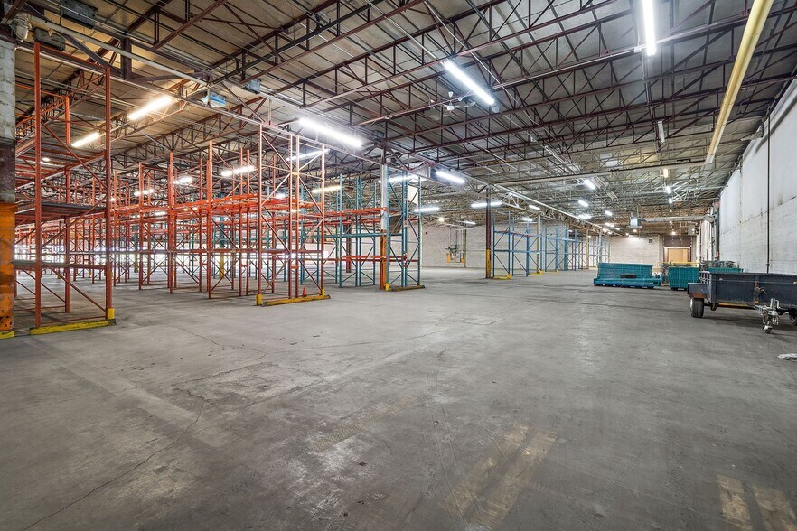 More Photos Of 6265 Ch De La Côte-De-Liesse, Saint-Laurent Warehouse For Lease