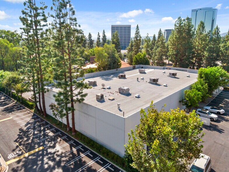 More Photos Of 21725 Erwin St, Woodland Hills Storefront Retail Office For Lease