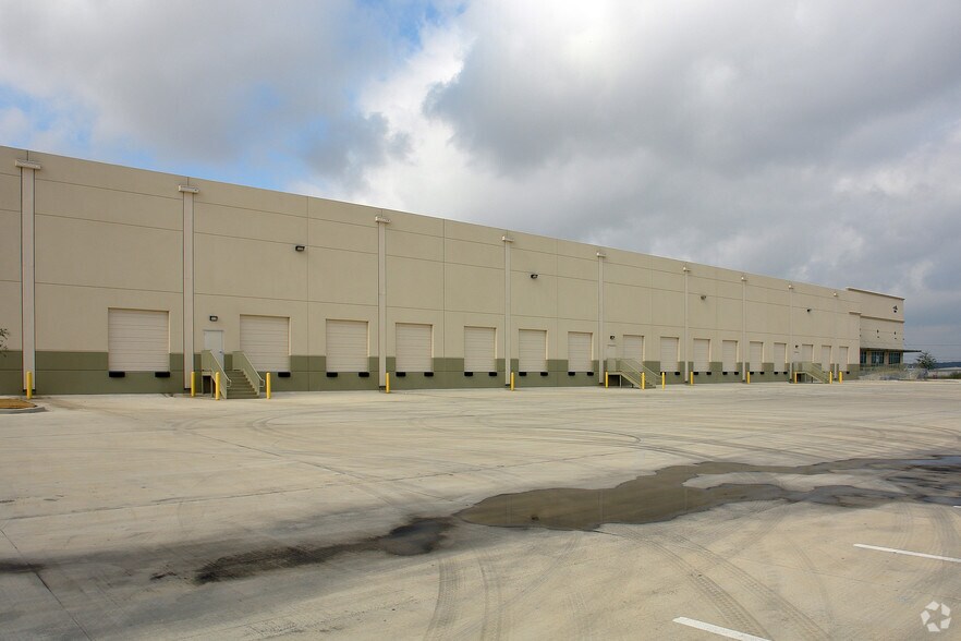 More Photos Of 6601 Guada Coma Dr, Schertz Distribution For Lease