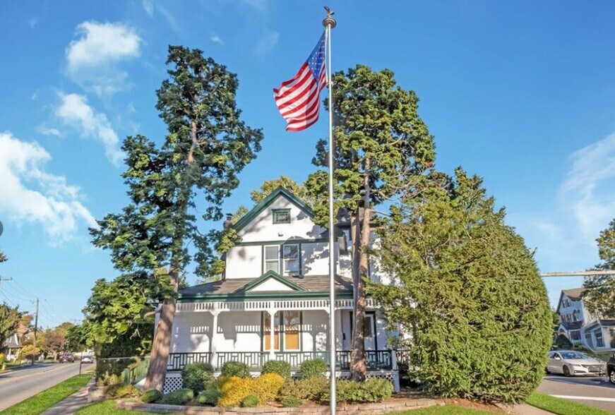 Primary Photo Of 215 Conklin St, Farmingdale Office Residential For Lease