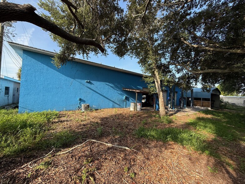 More Photos Of 2156 W King St, Cocoa Service For Lease
