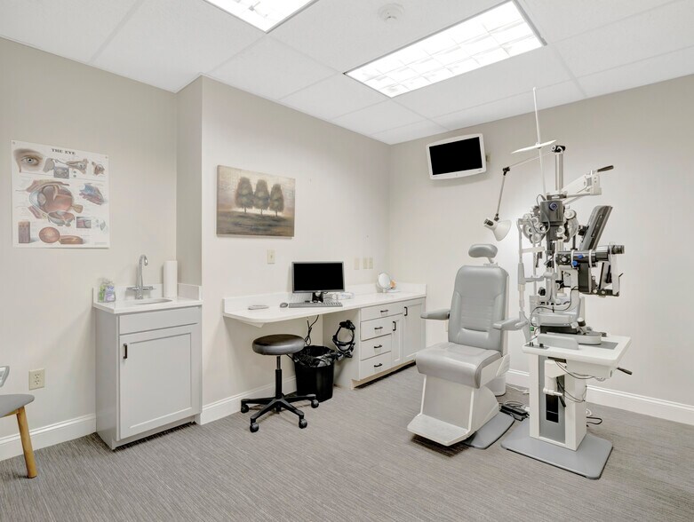 More Photos Of 1-5 N Main St, Mansfield Storefront Retail Residential For Lease