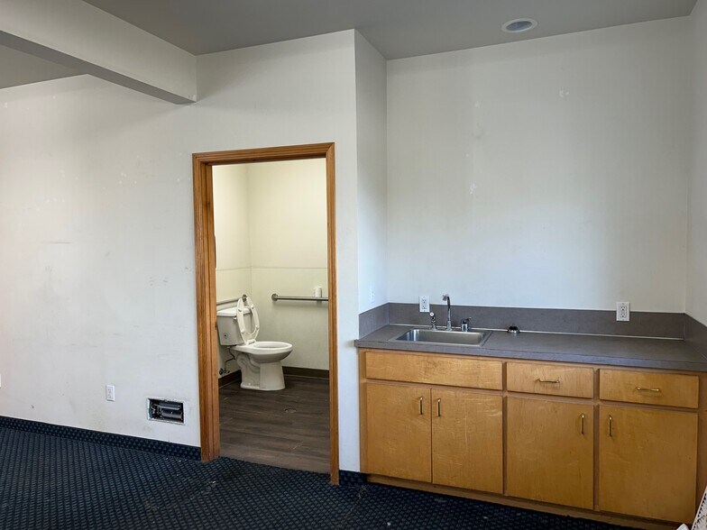 More Photos Of 11 Prospect Pl, Port Angeles Distribution For Lease