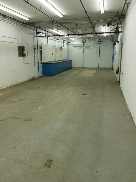 More Photos Of 3950-3970 S Dixie Dr, Dayton Showroom For Lease