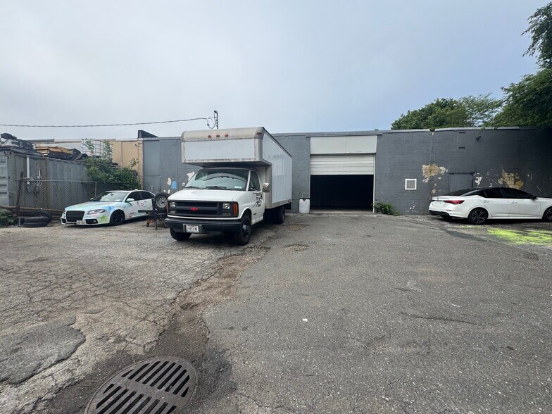 More Photos Of 1359-1365 Straight Path, Wyandanch Warehouse For Lease