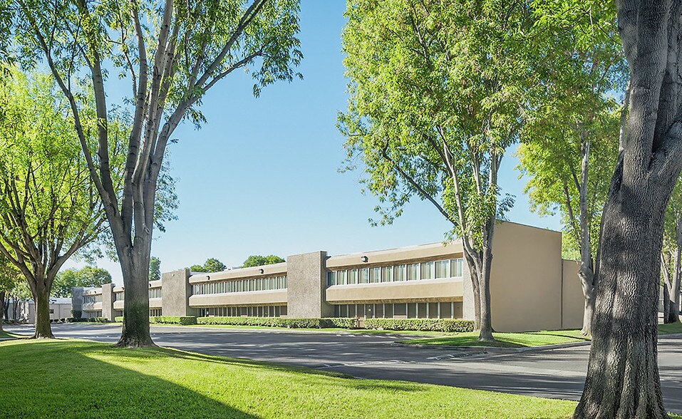 More Photos Of 181 W Orangethorpe Ave, Placentia Light Distribution For Lease