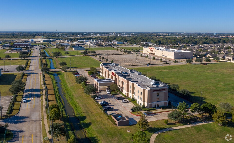 More Photos Of 24110-24502 Commercial Dr, Rosenberg Unknown For Lease