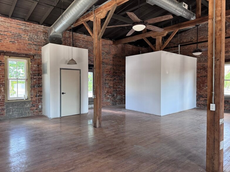 More Photos Of 106 Barnhardt St, Greensboro Freestanding For Lease