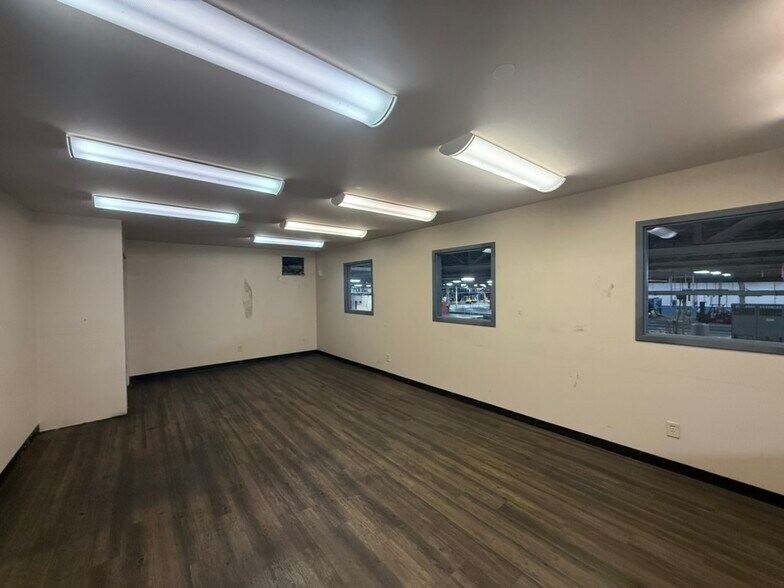 More Photos Of 1601 Blair's Ferry Rd NE, Cedar Rapids Manufacturing For Lease