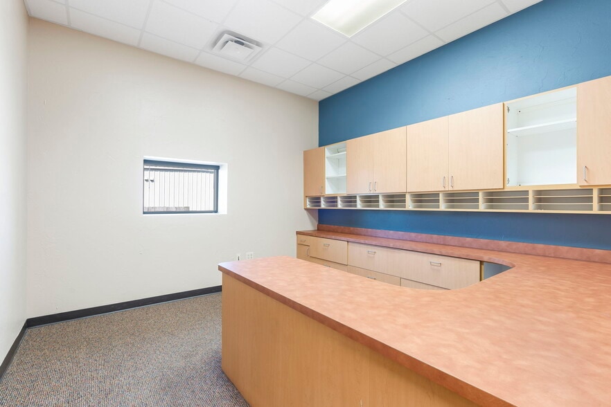 More Photos Of 215 N Grant Ave, Springfield Light Distribution For Lease