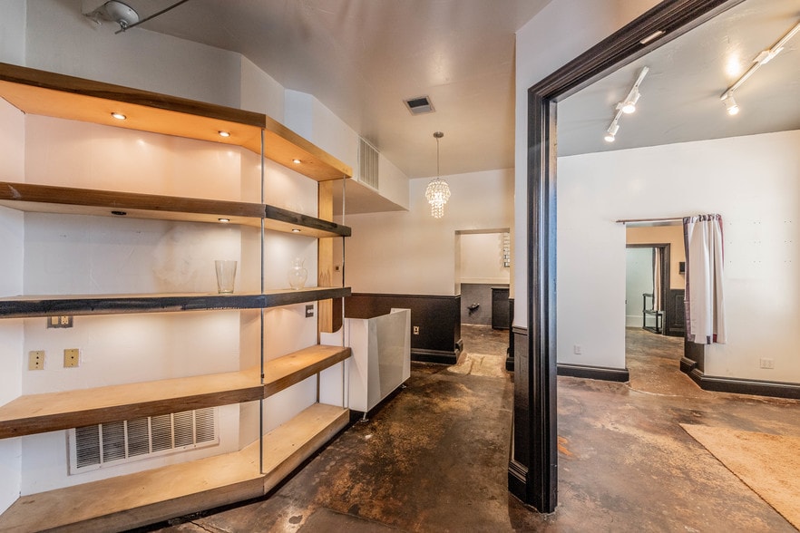 More Photos Of 250 W Olmos Dr, San Antonio Storefront Retail Office For Lease