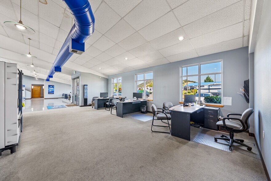 More Photos Of 3976 Crater Lake Ave, Medford Auto Dealership For Lease
