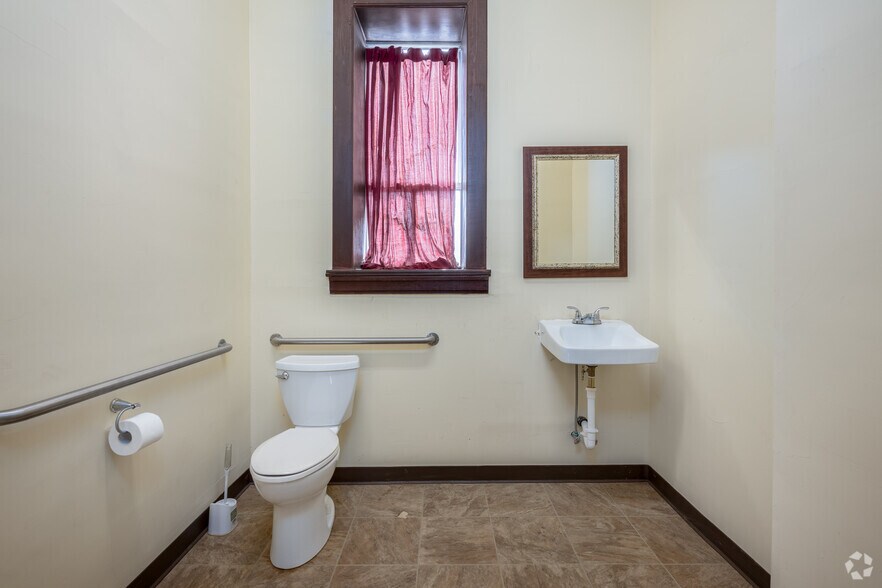 More Photos Of 119 N Butte St, Willows Loft Creative Space For Sale