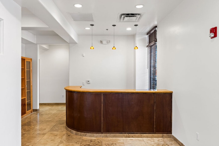 More Photos Of 7336 E Deer Valley Rd, Scottsdale Office For Sale