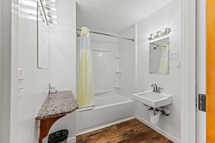 More Photos Of 787 N Central Blvd, Coquille Hotel For Sale