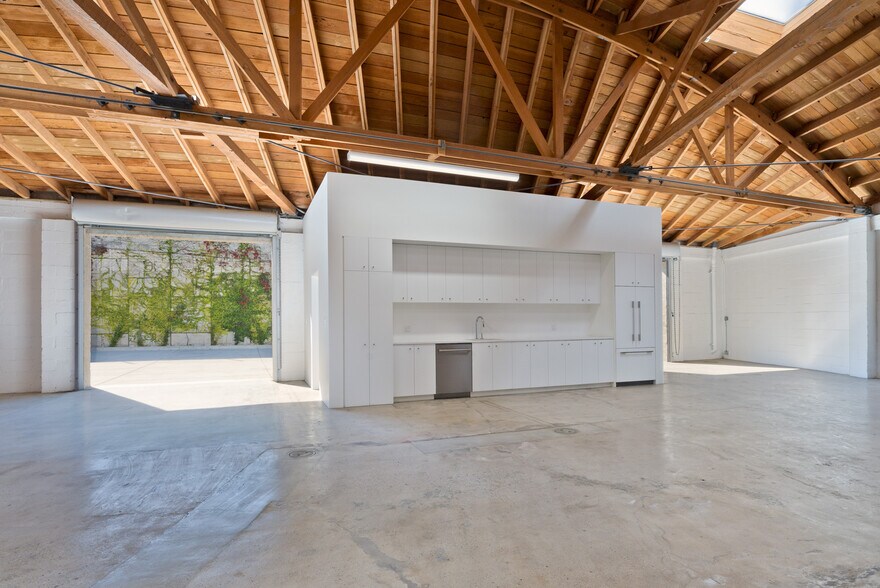 More Photos Of 5142-5148 W Jefferson Blvd, Los Angeles Showroom For Sale