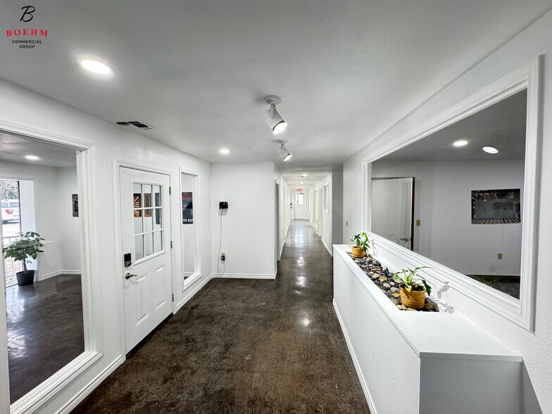 More Photos Of 2 Hill View Ln, Boerne Warehouse For Lease