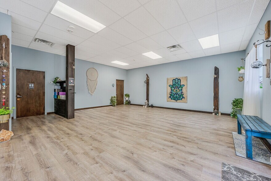 More Photos Of 6 New York Ave, Sound Beach Bar For Sale