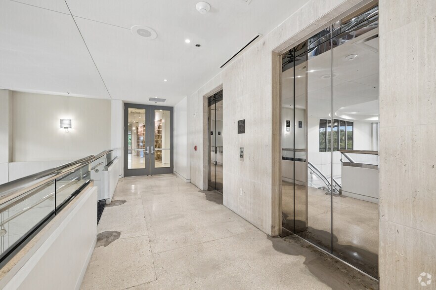 More Photos Of 4511 Horizon Hill Blvd, San Antonio Unknown For Lease