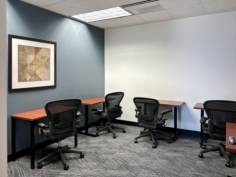 More Photos Of 8888 Keystone Crossing, Indianapolis Coworking Space