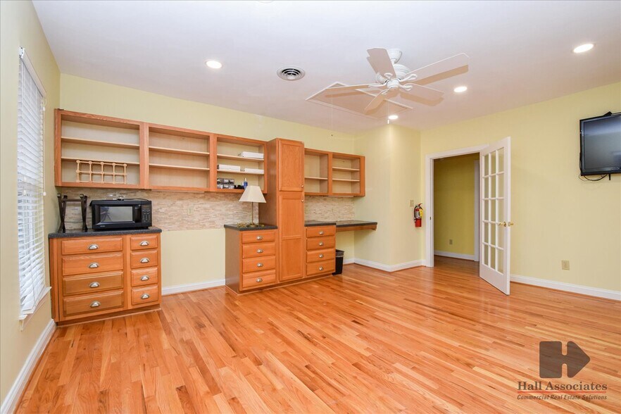 More Photos Of 124 Wells Ave NW, Roanoke Office Residential For Lease