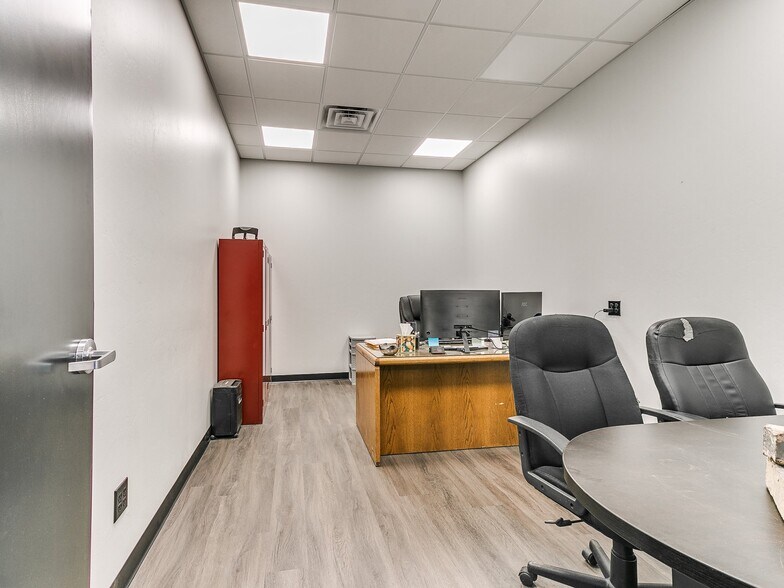 More Photos Of 6625 S Hiwassee Rd, Oklahoma City Showroom For Sale