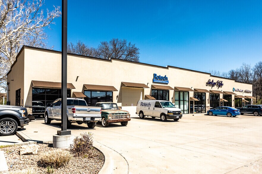 More Photos Of 4140-4160 NW Barry Rd, Kansas City Medical For Lease