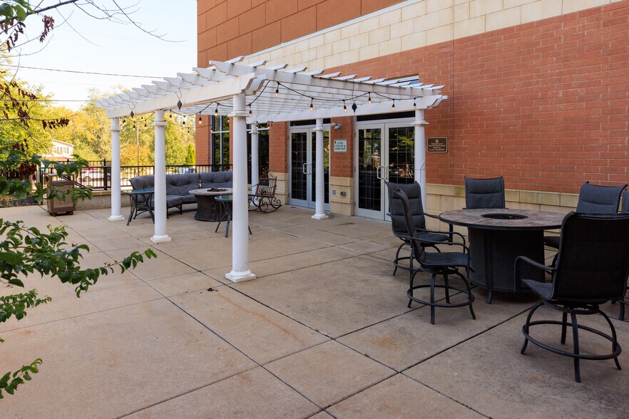 More Photos Of 2723 Sheridan Rd, Zion Hotel For Lease