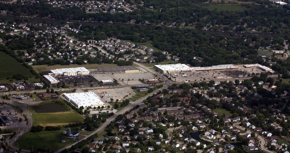 More Photos Of 2000 N Richmond Rd, Mchenry Storefront For Sale