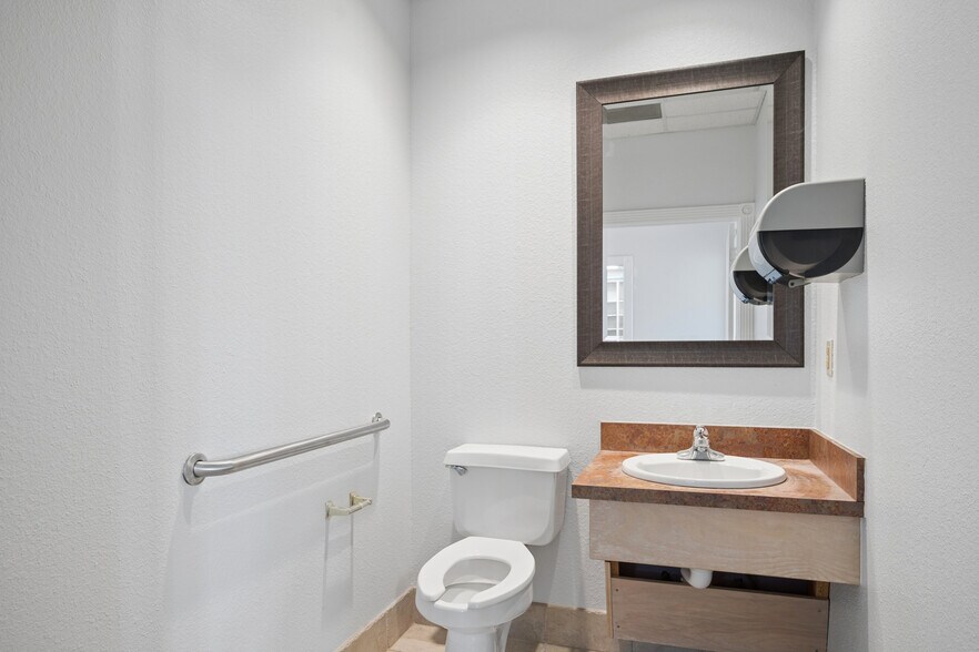 More Photos Of 6407 Colleyville Blvd, Colleyville Medical For Lease