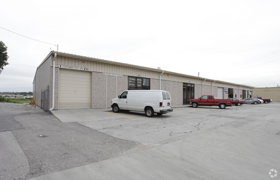 More Photos Of 14535-14539 Grover St, Omaha Warehouse For Lease