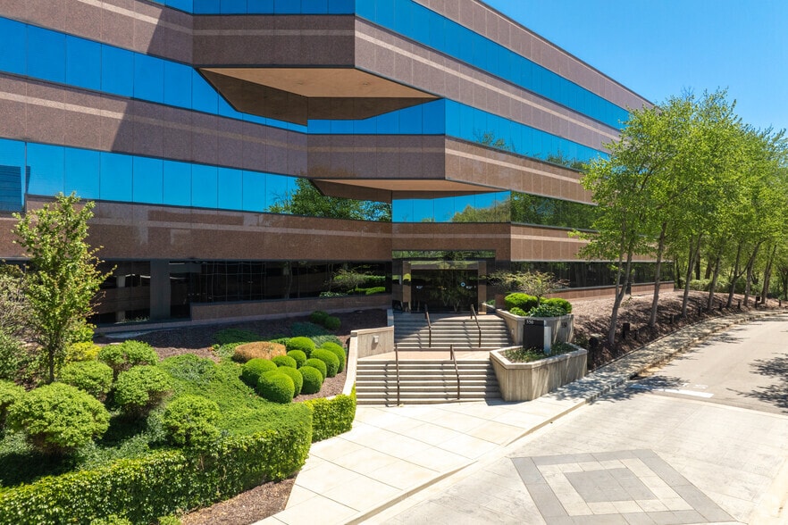 More Photos Of 550 Maryville Centre Dr, Saint Louis Office For Sale