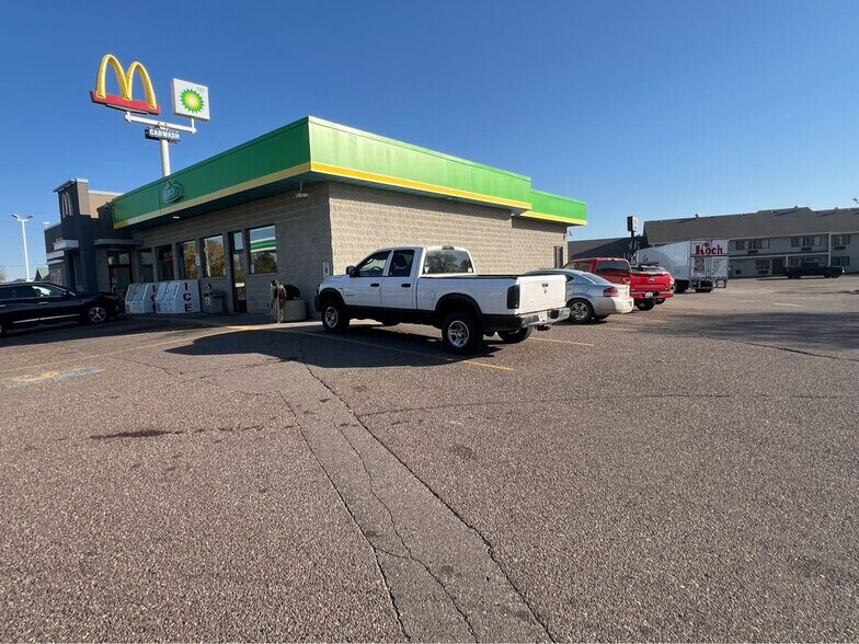 More Photos Of 101 W Hill St, Thorp Service Station For Sale