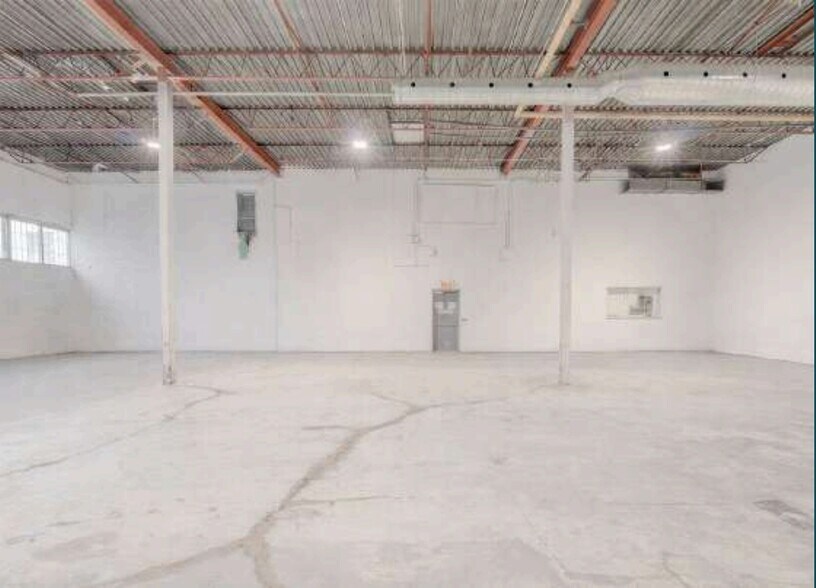 More Photos Of 5655 Rue de Marseille, Montréal Light Distribution For Lease