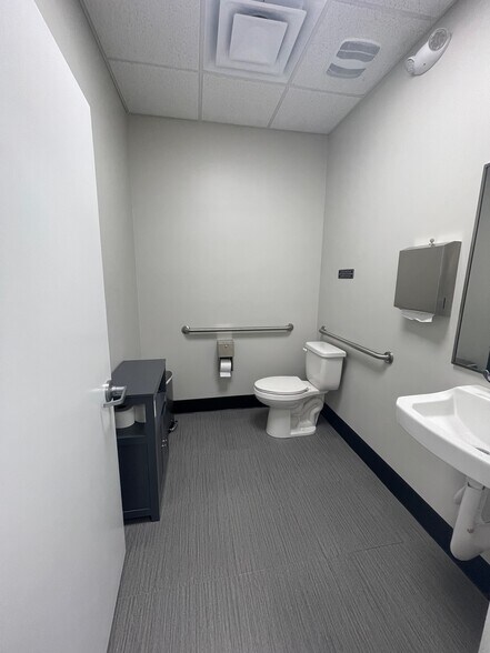 More Photos Of 31201 US Highway 19 N, Palm Harbor Medical For Lease