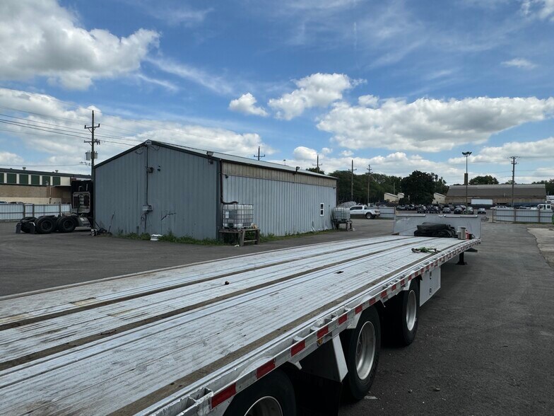 More Photos Of 644 W Park Ave, Aurora Truck Terminal For Sale