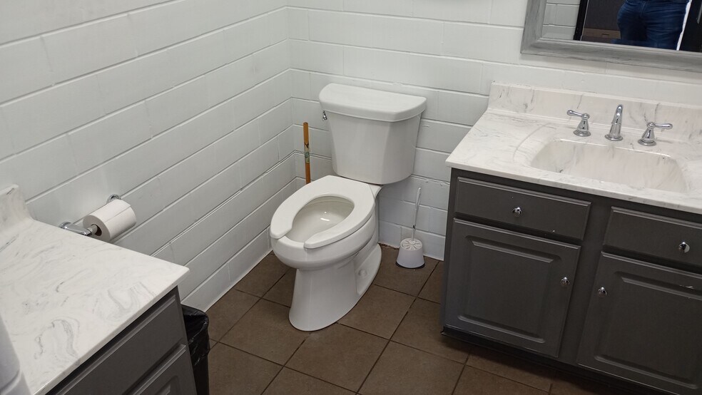 More Photos Of 520 W Kimberly Rd, Davenport Auto Dealership For Lease