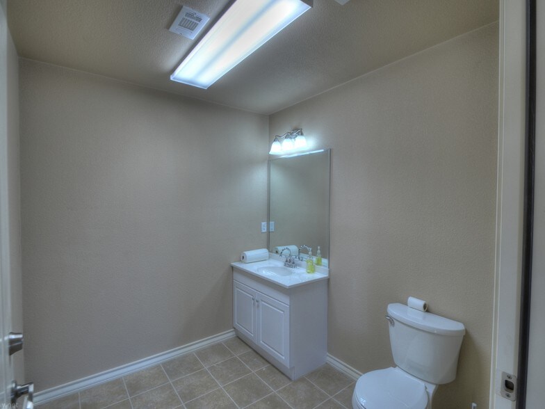 More Photos Of 5526 N US Highway 281, Marble Falls Office For Sale