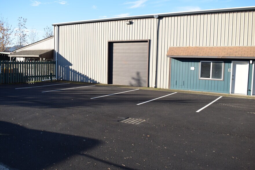 More Photos Of 4216 W 7th Ave, Eugene Warehouse For Lease