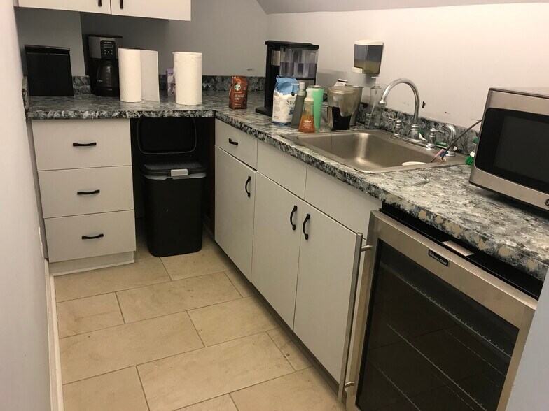 More Photos Of 1225 Johnson Ferry Rd, Marietta Medical For Lease