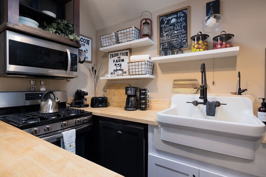 More Photos Of 504 Tivy St, Kerrville Flex For Sale