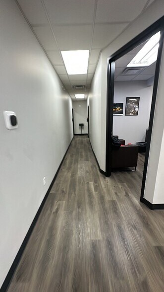 More Photos Of 10640-10650 Gateway Blvd, Creve Coeur Light Distribution For Lease