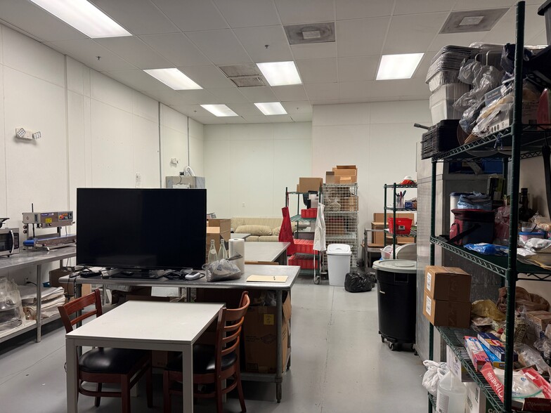 More Photos Of 14000-14046 NW 82nd Ave, Miami Lakes Light Distribution For Lease