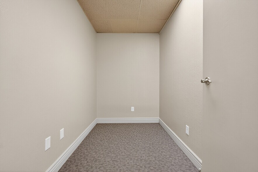 More Photos Of 800 W Rock Creek Rd, Norman Office For Lease